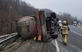 Asit taşıyan tır devrildi : 1 ölü