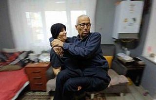 Aşkın gücü: Hayatını felçli eşine adadı