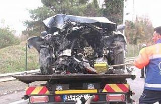 Ataşehir’de kontrolden çıkan otomobil bariyerlere...