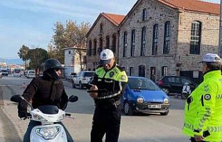 Ayvalık’ta trafik polisi eksik evraklı ve kasksız...