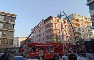 Bacada çıkan yangın çatıya sıçradı