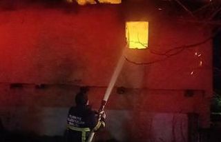 Bağ evinde çıkan yangında alevler geceyi aydınlattı