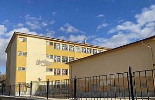 Bakımsız kalan ortaokulun dış cephesi dökülüyor