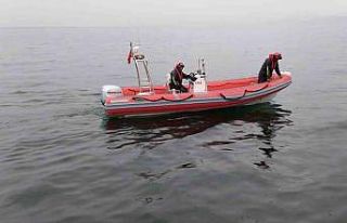 Balık tutarken denize düşen adamı dalgıçlar...