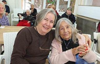 Balıkesir’de Huzurevindeki yaşlılara erken yılbaşı...