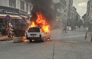 Balıkesir’de park halindeki otomobil alev topuna...