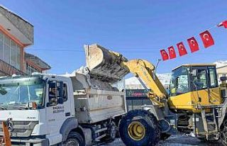 Başkale’de kar yığınları kamyonlarla ilçe...