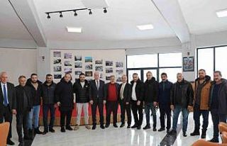 Başkan Memiş, karla mücadelede görev alan operatörlerle...