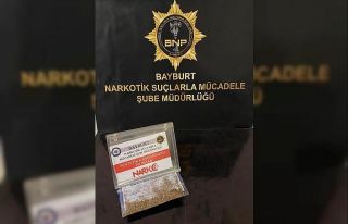 Bayburt’ta durdurulan araçtaki 2 şahsın üzerinde...