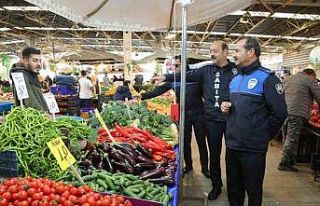Bayraklı zabıtasından pazar yeri denetimi