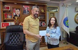 Belediye Başkanı yeni kurduğu parktaki kamelyaya...