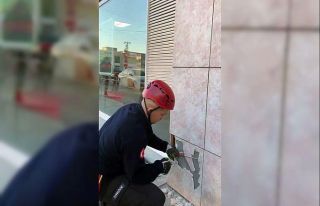 Beton duvar arasında sıkışan yavru kediyi itfaiye...