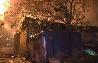 Beyoğlu’nda gecekondu yangınında meydana gelen...