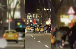 Beyoğlu’nda trafikte gençlerin patenle tehlikeli...