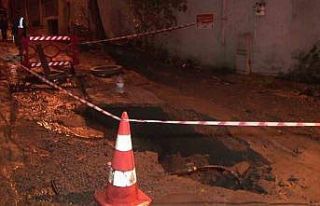 Beyoğlu’nda yol çöktü, 2 daireyi su bastı:...
