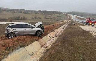 Bilecik’te kontrolden çıkan araç tarlaya uçarken,...