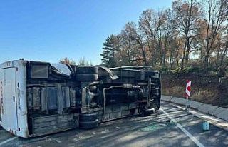 Bilecik’te midibüs devrildi: 1 yaralı