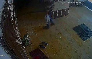 Bisiklet çalarken dikkat çekmemek için apartmana...