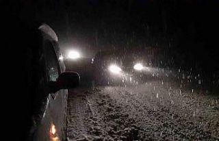 Bolu’da üç ilçeyi birbirine bağlayan yolda kar...