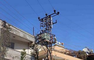 Bomba gibi patlayan trafo vatandaşları tedirgin...