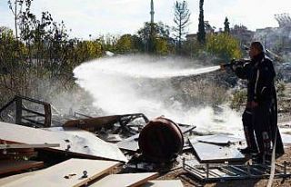 Boş arazide yanan tahta parçaları alev aldı