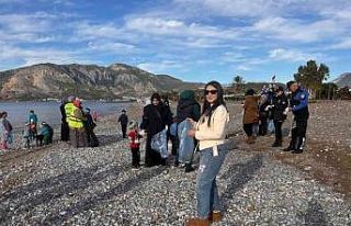 Bozyazı’da öğrenciler sahil temizliği yaptı