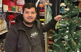 Bu da oldu: Dükkanın önündeki çam ağacı çalındı