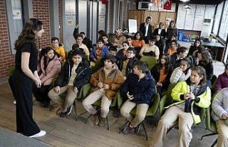 Bu kafede öğrenciler İngilizce pratiği yapıyor