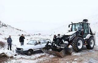 Bünyan’da kayarak şarampole düşen araç kurtarıldı