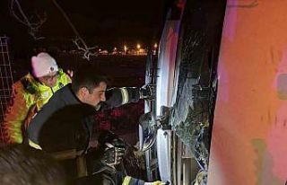 Burdur-Antalya karayolunda devrilen tırda sıkışan...