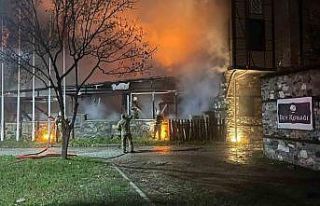 Bursa’da 2 katlı otelin çatısında yangın: Alevler...