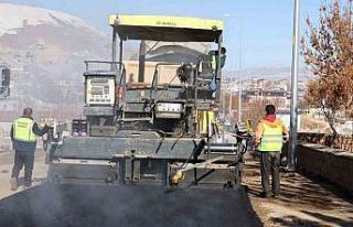 Büyükşehir ve Talas’tan Kepez’e sıcak asfalt