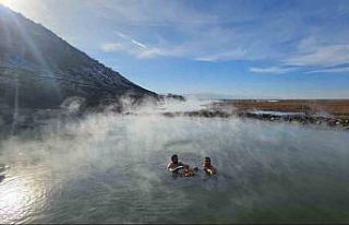 Buz gibi havada kaplıca keyfi yapıyorlar