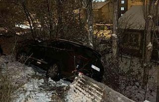 Buzlu yolda kayan otomobil evin bahçesine düştü:...