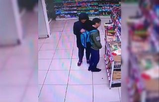 Çaldığı malzemeleri çocuğun sırt çantasına...