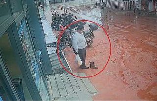 Çamurlu ayakkabısını çıkartıp, market alışverişini...