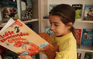 Çanakkale’de kitapevi ve atölye kurdu, çocuklara...