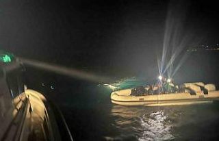 Çanakkale’de motoru arızalanan lastik botla sürüklenen...