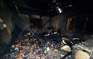 Çatıda çıkan yangın evi küle çevirdi