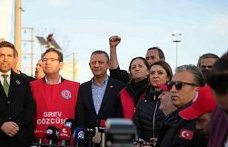 CHP Genel Başkanı Özel, Kocaeli’de grev yapan...