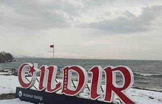 Çıldır Gölü donmadı, turizmciler tedirgin