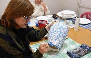 Çini ve giyim kursunda meslek öğreniyorlar