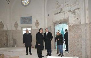 Çinili Camii’nde çini söküm işlemi devam ediyor