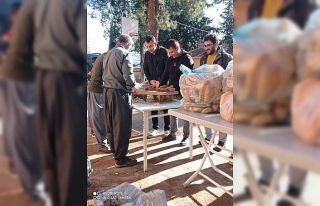 Çobandan öğrencilere sucuk ekmek ikramı