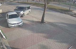 Çocuk sürücü park halindeki otomobile çarptı:...