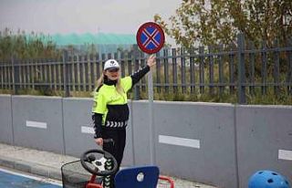 Çocuklar direksiyon başına geçti kavşaklar polisle...