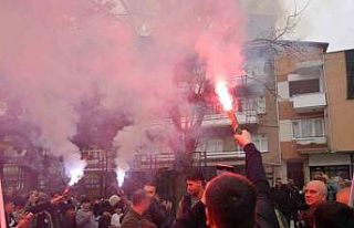 Çocuklar, Kocaelispor’un oyuncularını meşalelerle...