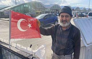 Çöpe atılan Türk bayraklarını toplayıp bisikletinde...