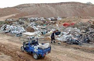 Çöpleri boş araziye atıp yakarak vatandaşın...