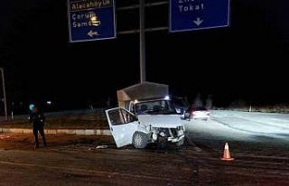 Çorum’da kamyonet ile otomobil çarpıştı: 6...